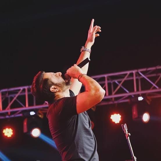 Mustafa Zahid singing at a Roxen live concert